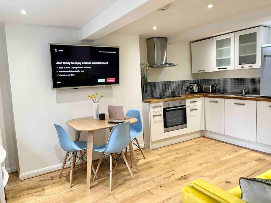 Forbury Apartment, 3 Guests, Free Parking & Wifi, Close To Uni, Hospital & Town Centre Reading