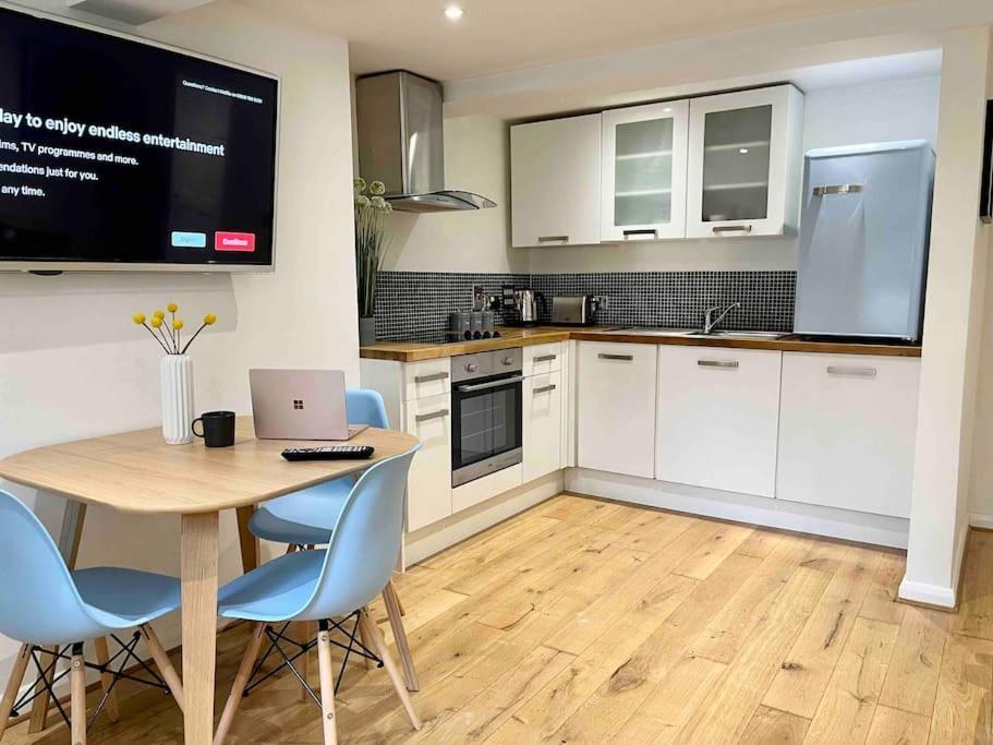 Forbury Apartment, 3 Guests, Free Parking & Wifi, Close To Uni, Hospital & Town Centre