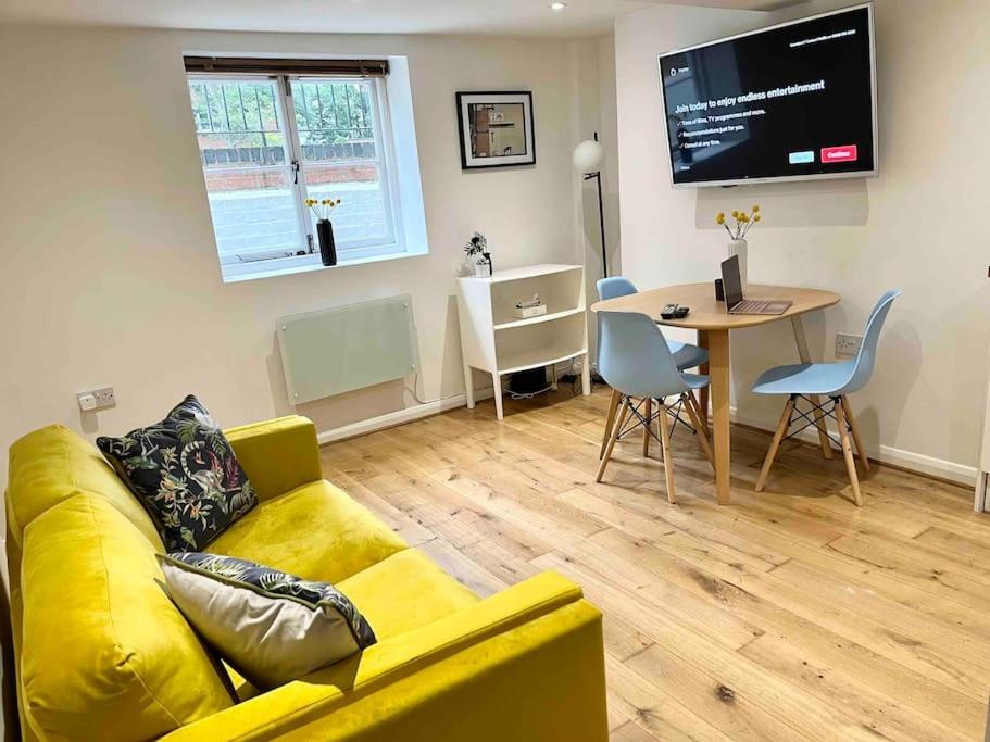 Forbury Apartment, 3 Guests, Free Parking & Wifi, Close To Uni, Hospital & Town Centre Reading